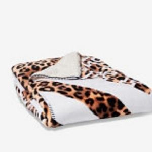 NEW Victoria's Secret PINK Leopard Sherpa Blanket!